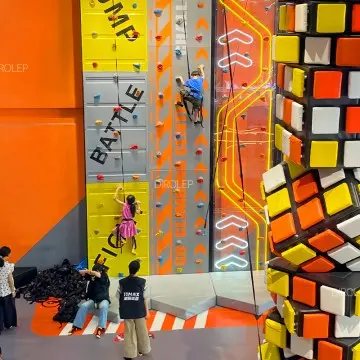 Full‑Set Indoor Playground Solutions, Factory Produced High‑Altitude Expansion Climbing Wall for Family Entertainment Spaces