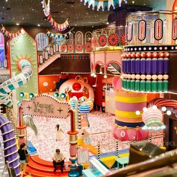 The trendy play sports hall combines sports and fun with factory-style indoor playground equipment.