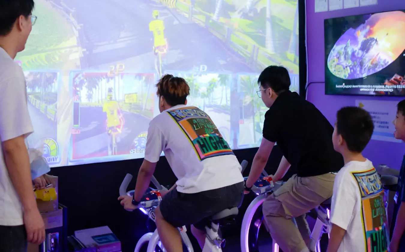 Wall Transforms into a Racing Track! Dirolep park Interactive Projected Bike Makes a Stunning Debut